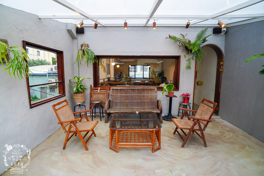 高雄[遙遙相望洋食小餐館]逍遙園對面60年老屋改建的日式餐廳!浪漫的室外座位超好拍!