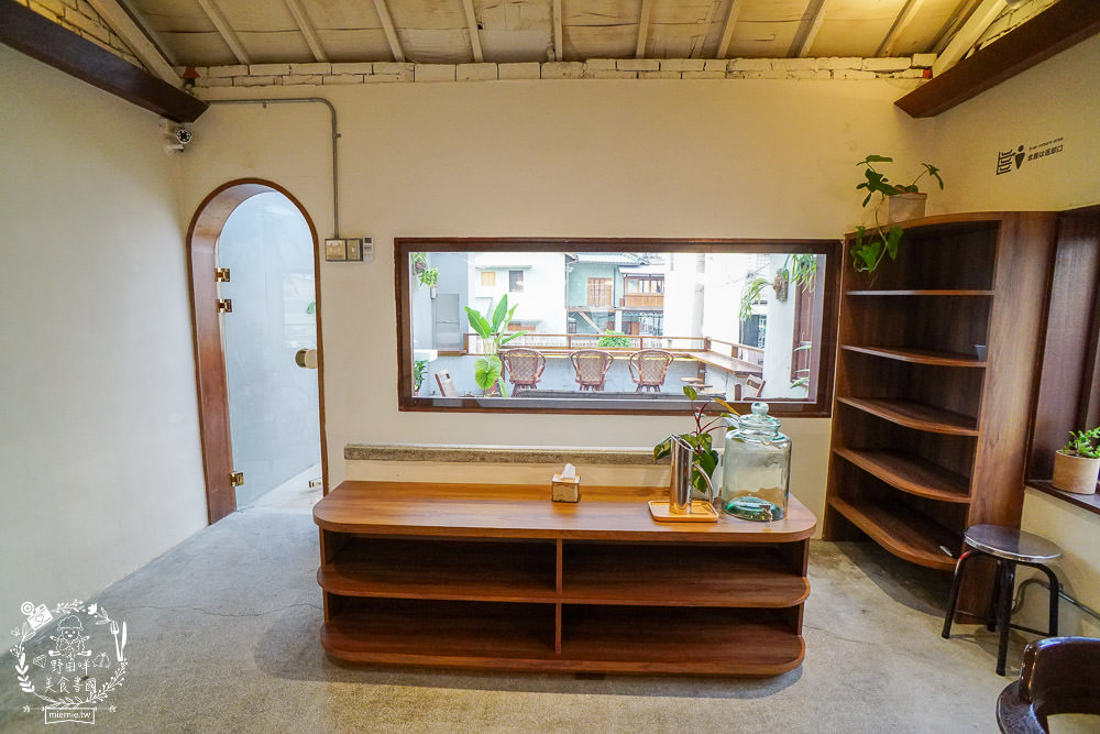 高雄[遙遙相望洋食小餐館]逍遙園對面60年老屋改建的日式餐廳!浪漫的室外座位超好拍!
