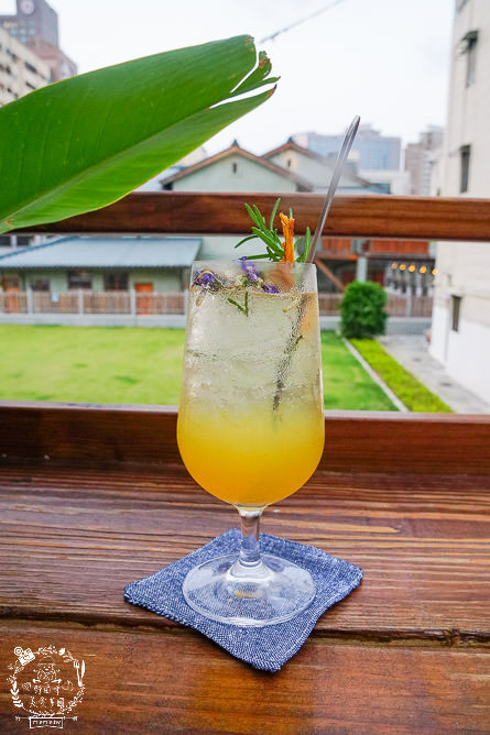 高雄[遙遙相望洋食小餐館]逍遙園對面60年老屋改建的日式餐廳!浪漫的室外座位超好拍!