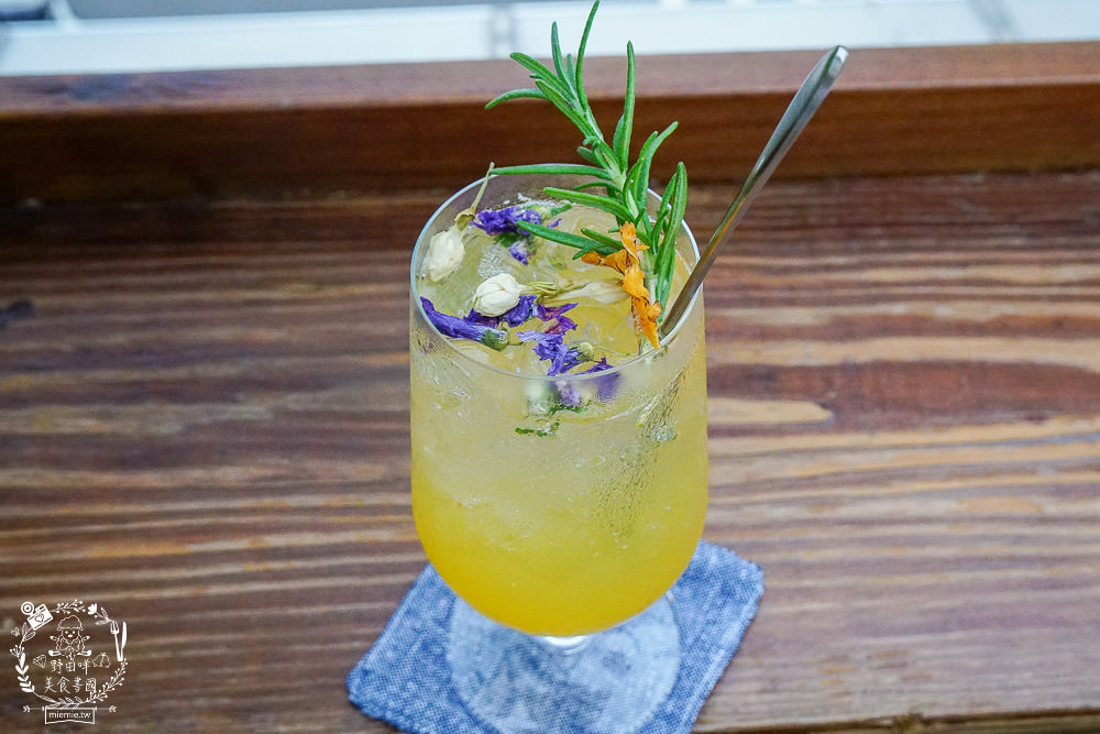 高雄[遙遙相望洋食小餐館]逍遙園對面60年老屋改建的日式餐廳!浪漫的室外座位超好拍!