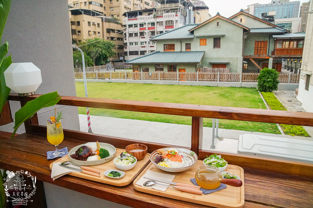 高雄[遙遙相望洋食小餐館]逍遙園對面60年老屋改建的日式餐廳!浪漫的室外座位超好拍!