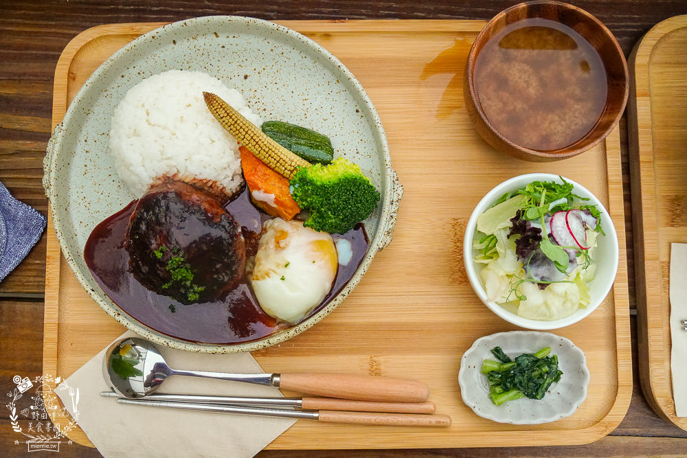 高雄[遙遙相望洋食小餐館]逍遙園對面60年老屋改建的日式餐廳!浪漫的室外座位超好拍!