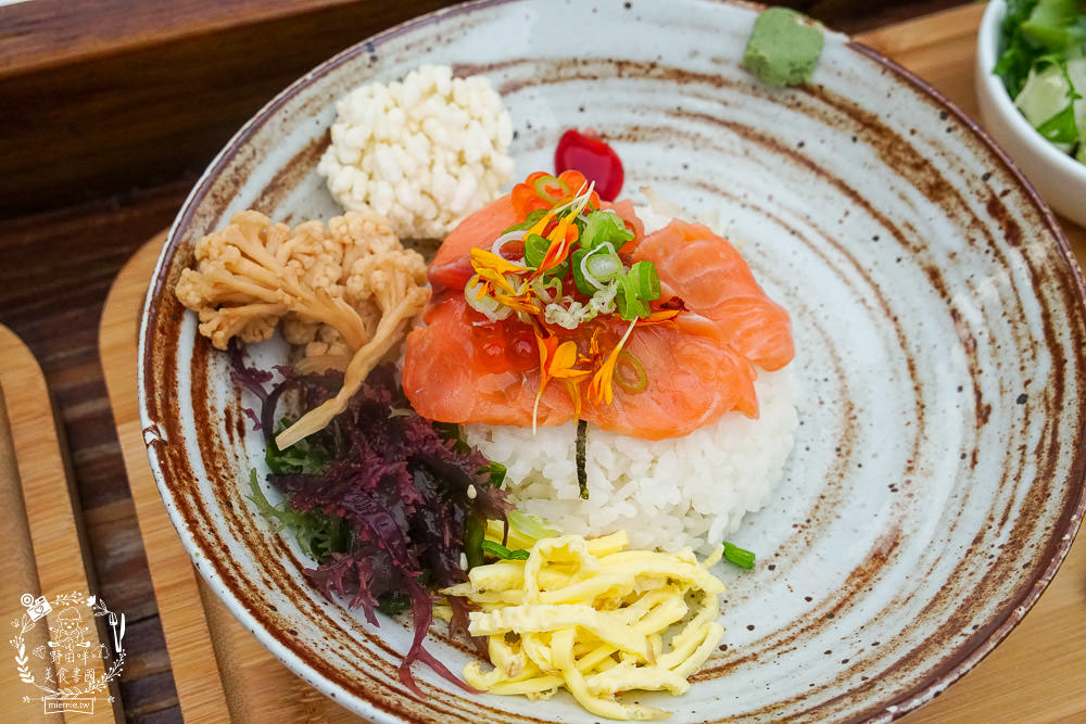高雄[遙遙相望洋食小餐館]逍遙園對面60年老屋改建的日式餐廳!浪漫的室外座位超好拍!