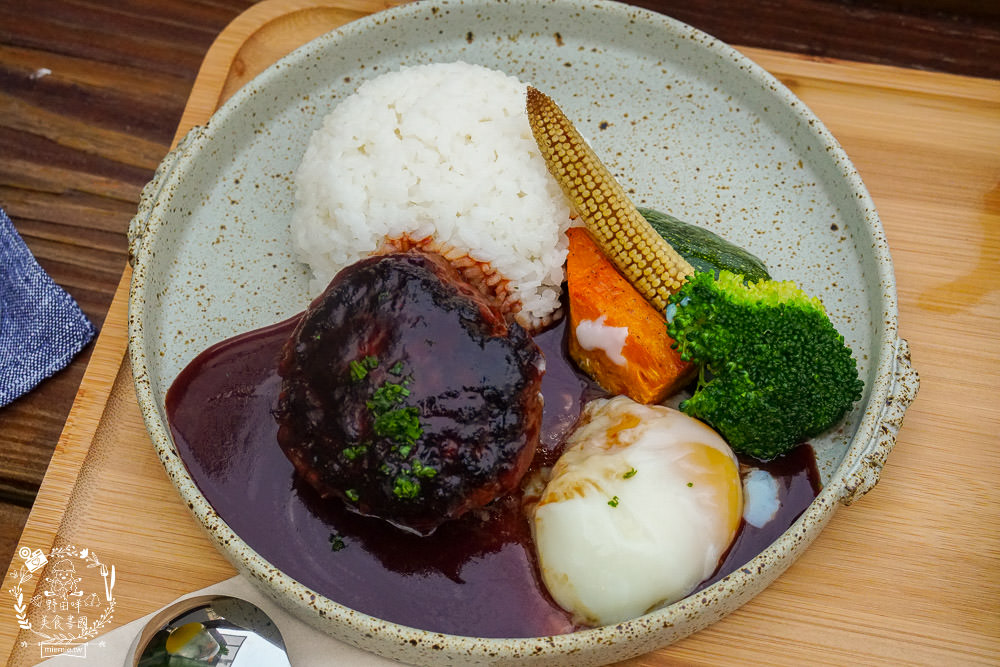 高雄[遙遙相望洋食小餐館]逍遙園對面60年老屋改建的日式餐廳!浪漫的室外座位超好拍!
