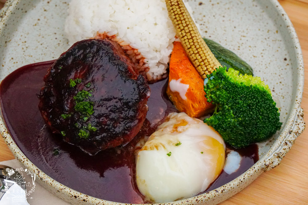 高雄[遙遙相望洋食小餐館]逍遙園對面60年老屋改建的日式餐廳!浪漫的室外座位超好拍!