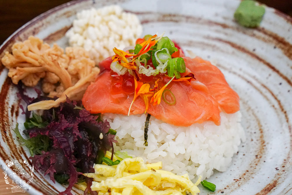 高雄[遙遙相望洋食小餐館]逍遙園對面60年老屋改建的日式餐廳!浪漫的室外座位超好拍!
