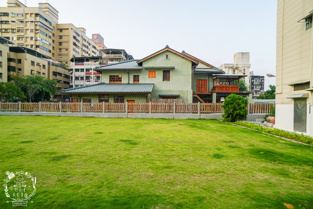 高雄[遙遙相望洋食小餐館]逍遙園對面60年老屋改建的日式餐廳!浪漫的室外座位超好拍!