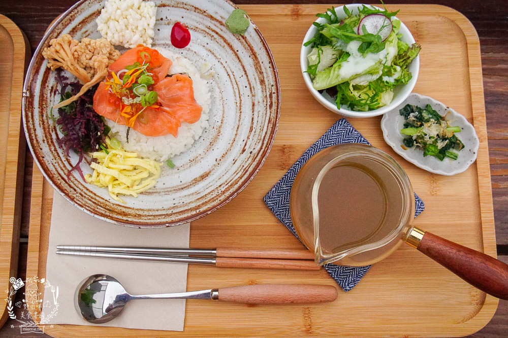 高雄[遙遙相望洋食小餐館]逍遙園對面60年老屋改建的日式餐廳!浪漫的室外座位超好拍!