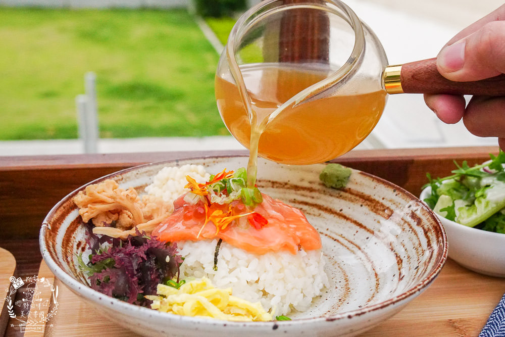 高雄[遙遙相望洋食小餐館]逍遙園對面60年老屋改建的日式餐廳!浪漫的室外座位超好拍!