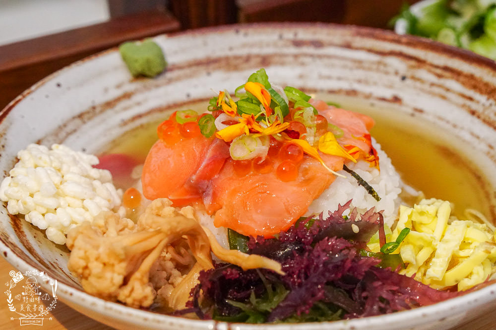 高雄[遙遙相望洋食小餐館]逍遙園對面60年老屋改建的日式餐廳!浪漫的室外座位超好拍!