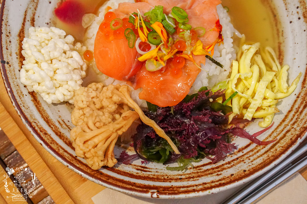 高雄[遙遙相望洋食小餐館]逍遙園對面60年老屋改建的日式餐廳!浪漫的室外座位超好拍!