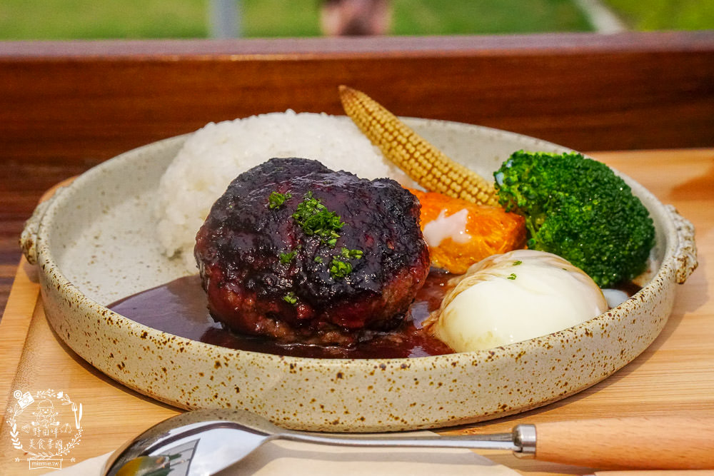 高雄[遙遙相望洋食小餐館]逍遙園對面60年老屋改建的日式餐廳!浪漫的室外座位超好拍!