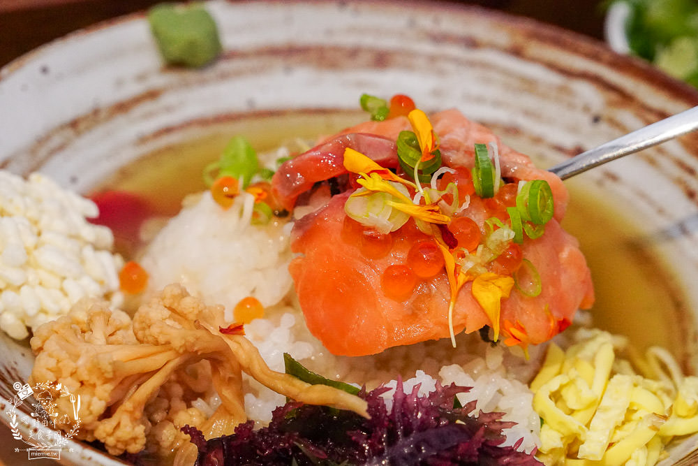 高雄[遙遙相望洋食小餐館]逍遙園對面60年老屋改建的日式餐廳!浪漫的室外座位超好拍!
