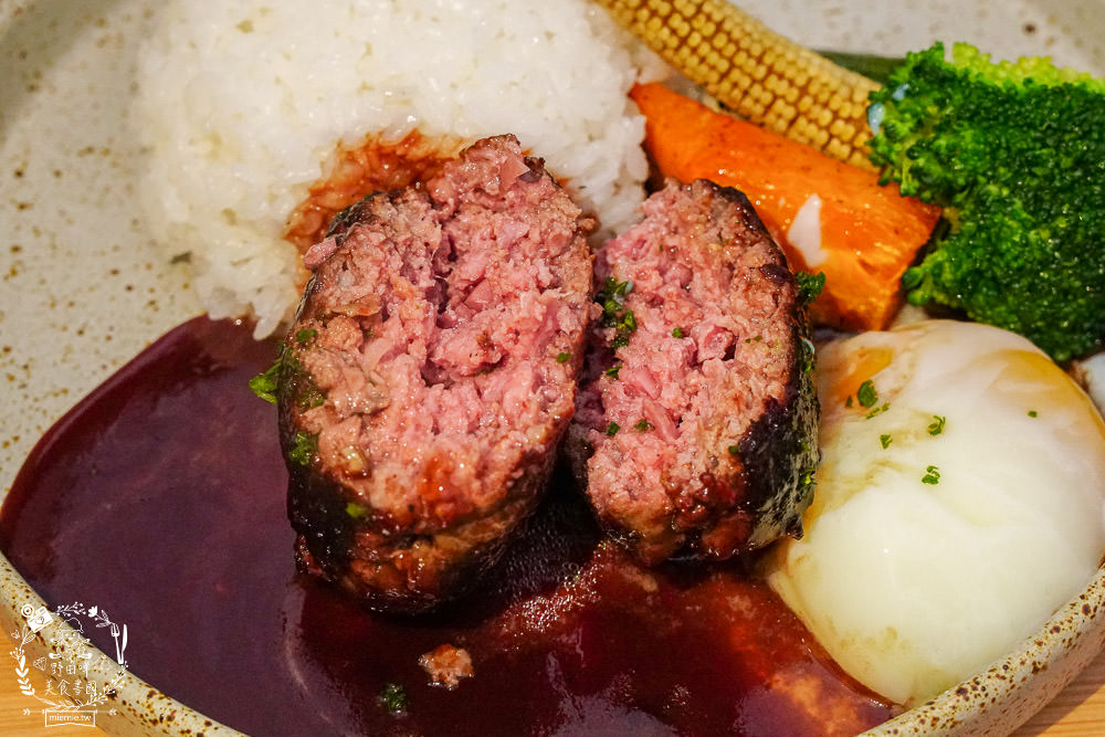 高雄[遙遙相望洋食小餐館]逍遙園對面60年老屋改建的日式餐廳!浪漫的室外座位超好拍!