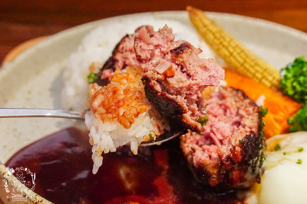 高雄[遙遙相望洋食小餐館]逍遙園對面60年老屋改建的日式餐廳!浪漫的室外座位超好拍!