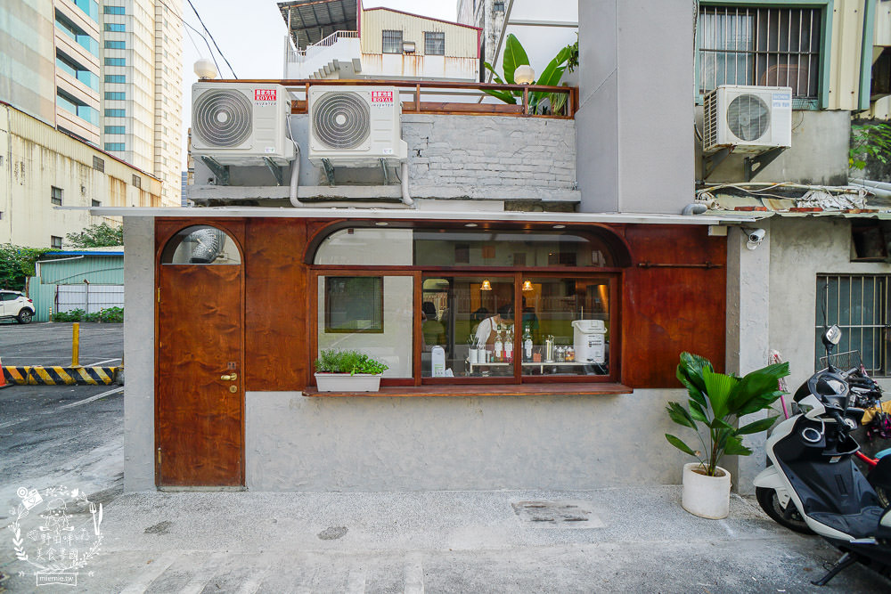 高雄[遙遙相望洋食小餐館]逍遙園對面60年老屋改建的日式餐廳!浪漫的室外座位超好拍!
