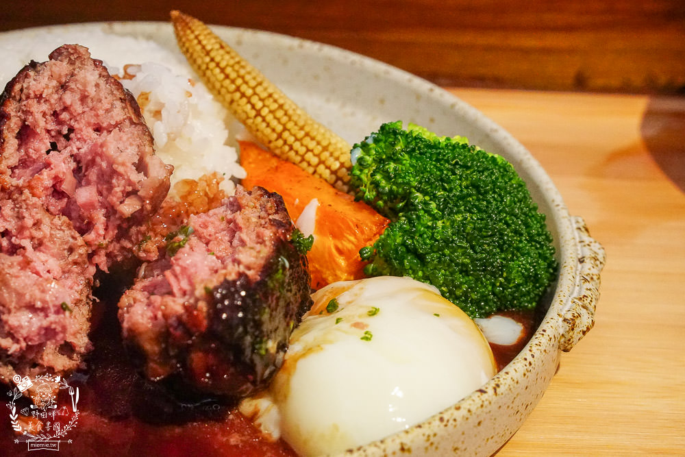 高雄[遙遙相望洋食小餐館]逍遙園對面60年老屋改建的日式餐廳!浪漫的室外座位超好拍!