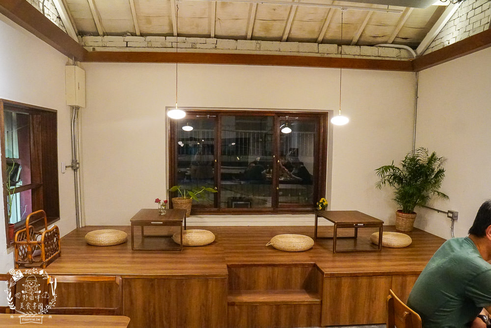 高雄[遙遙相望洋食小餐館]逍遙園對面60年老屋改建的日式餐廳!浪漫的室外座位超好拍!