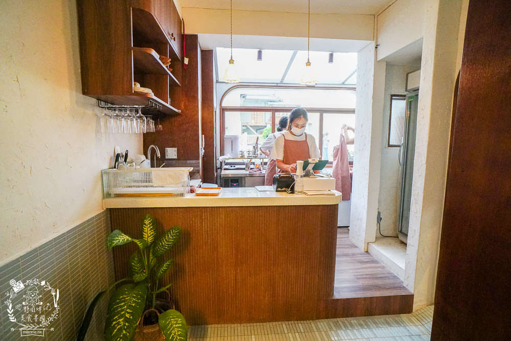 高雄[遙遙相望洋食小餐館]逍遙園對面60年老屋改建的日式餐廳!浪漫的室外座位超好拍!