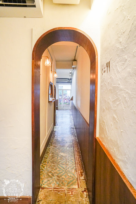 高雄[遙遙相望洋食小餐館]逍遙園對面60年老屋改建的日式餐廳!浪漫的室外座位超好拍!