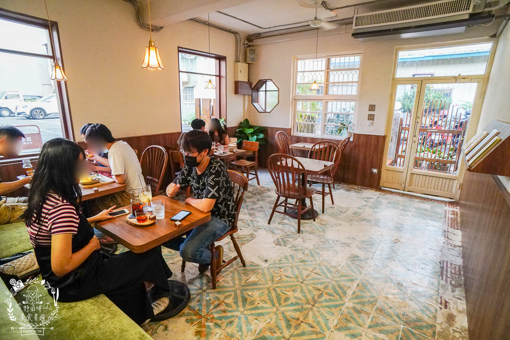 高雄[遙遙相望洋食小餐館]逍遙園對面60年老屋改建的日式餐廳!浪漫的室外座位超好拍!
