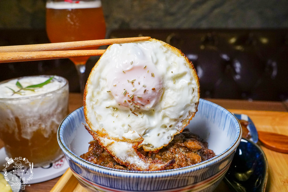 高雄酒吧推薦[酌Bar]古香古色的詩意調酒+超厲害的梅菜飄香肉燥飯銷魂推薦!