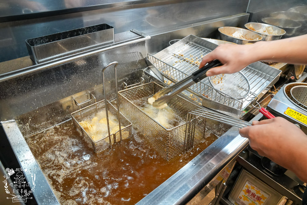 左營鹹酥雞推薦[酥氏鹹酥雞三角骨]四種麵粉調配的超香酥脆鹽酥雞!胡椒粉的肉桂香很濃厚!有舒適的內用空間!