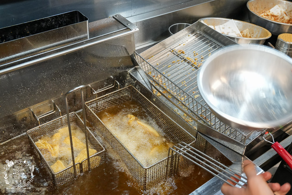 左營鹹酥雞推薦[酥氏鹹酥雞三角骨]四種麵粉調配的超香酥脆鹽酥雞!胡椒粉的肉桂香很濃厚!有舒適的內用空間!