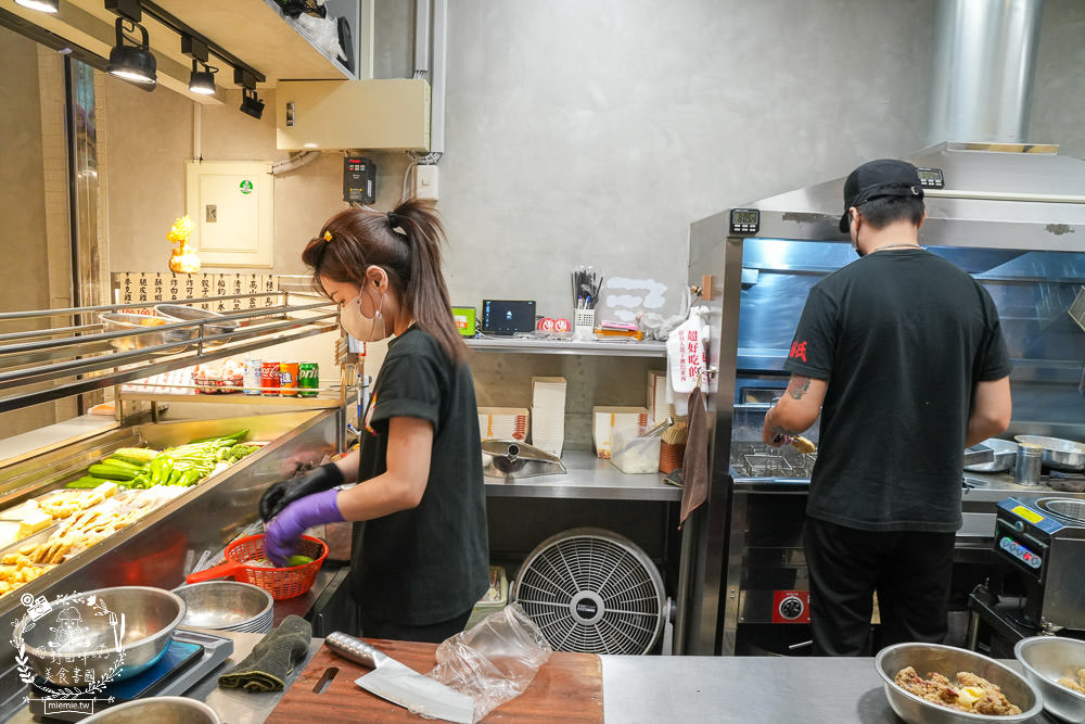 左營鹹酥雞推薦[酥氏鹹酥雞三角骨]四種麵粉調配的超香酥脆鹽酥雞!胡椒粉的肉桂香很濃厚!有舒適的內用空間!