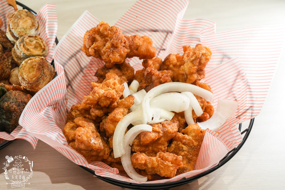 左營鹹酥雞推薦[酥氏鹹酥雞三角骨]四種麵粉調配的超香酥脆鹽酥雞!胡椒粉的肉桂香很濃厚!有舒適的內用空間!