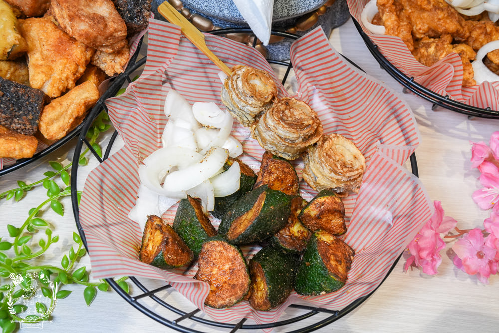 左營鹹酥雞推薦[酥氏鹹酥雞三角骨]四種麵粉調配的超香酥脆鹽酥雞!胡椒粉的肉桂香很濃厚!有舒適的內用空間!