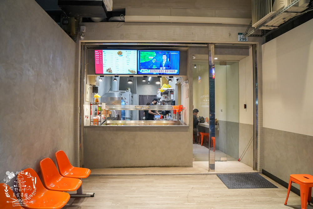 左營鹹酥雞推薦[酥氏鹹酥雞三角骨]四種麵粉調配的超香酥脆鹽酥雞!胡椒粉的肉桂香很濃厚!有舒適的內用空間!