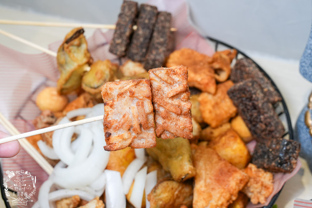 左營鹹酥雞推薦[酥氏鹹酥雞三角骨]四種麵粉調配的超香酥脆鹽酥雞!胡椒粉的肉桂香很濃厚!有舒適的內用空間!