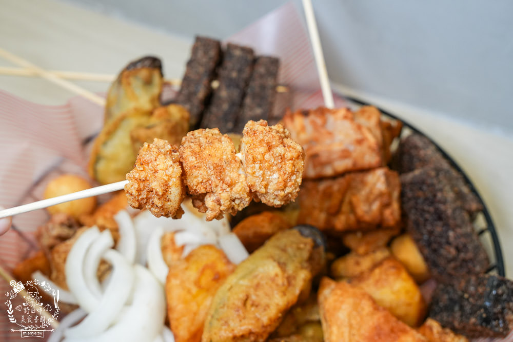 左營鹹酥雞推薦[酥氏鹹酥雞三角骨]四種麵粉調配的超香酥脆鹽酥雞!胡椒粉的肉桂香很濃厚!有舒適的內用空間!