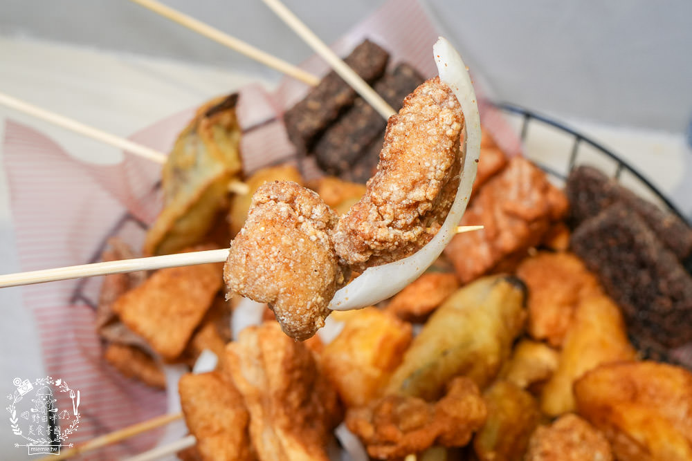 左營鹹酥雞推薦[酥氏鹹酥雞三角骨]四種麵粉調配的超香酥脆鹽酥雞!胡椒粉的肉桂香很濃厚!有舒適的內用空間!