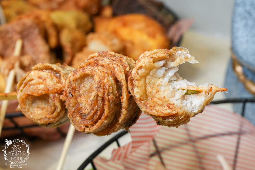 左營鹹酥雞推薦[酥氏鹹酥雞三角骨]四種麵粉調配的超香酥脆鹽酥雞!胡椒粉的肉桂香很濃厚!有舒適的內用空間!