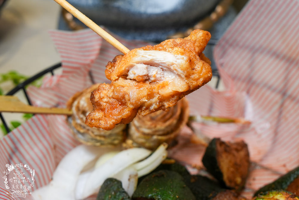 左營鹹酥雞推薦[酥氏鹹酥雞三角骨]四種麵粉調配的超香酥脆鹽酥雞!胡椒粉的肉桂香很濃厚!有舒適的內用空間!