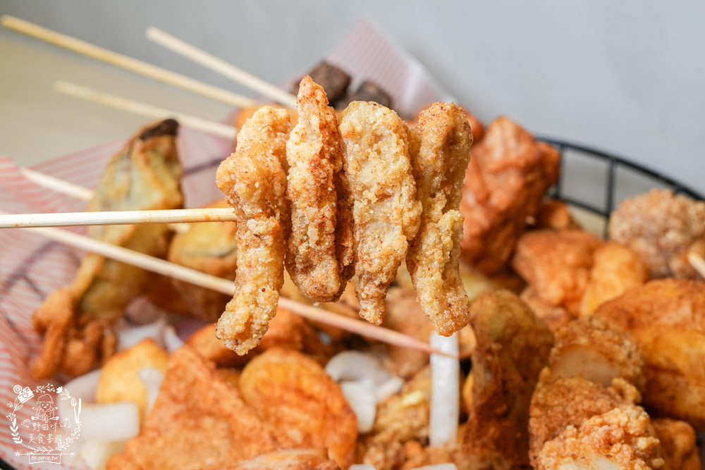 左營鹹酥雞推薦[酥氏鹹酥雞三角骨]四種麵粉調配的超香酥脆鹽酥雞!胡椒粉的肉桂香很濃厚!有舒適的內用空間!