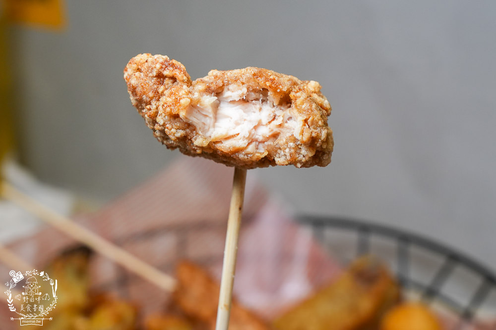 左營鹹酥雞推薦[酥氏鹹酥雞三角骨]四種麵粉調配的超香酥脆鹽酥雞!胡椒粉的肉桂香很濃厚!有舒適的內用空間!