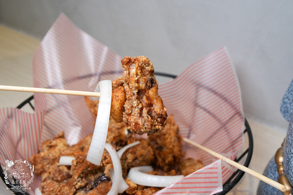 左營鹹酥雞推薦[酥氏鹹酥雞三角骨]四種麵粉調配的超香酥脆鹽酥雞!胡椒粉的肉桂香很濃厚!有舒適的內用空間!