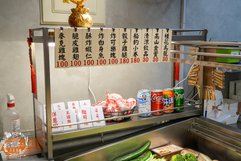 左營鹹酥雞推薦[酥氏鹹酥雞三角骨]四種麵粉調配的超香酥脆鹽酥雞!胡椒粉的肉桂香很濃厚!有舒適的內用空間!