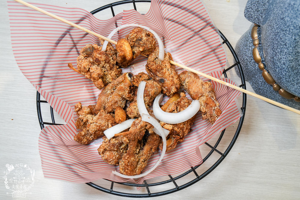 左營鹹酥雞推薦[酥氏鹹酥雞三角骨]四種麵粉調配的超香酥脆鹽酥雞!胡椒粉的肉桂香很濃厚!有舒適的內用空間!