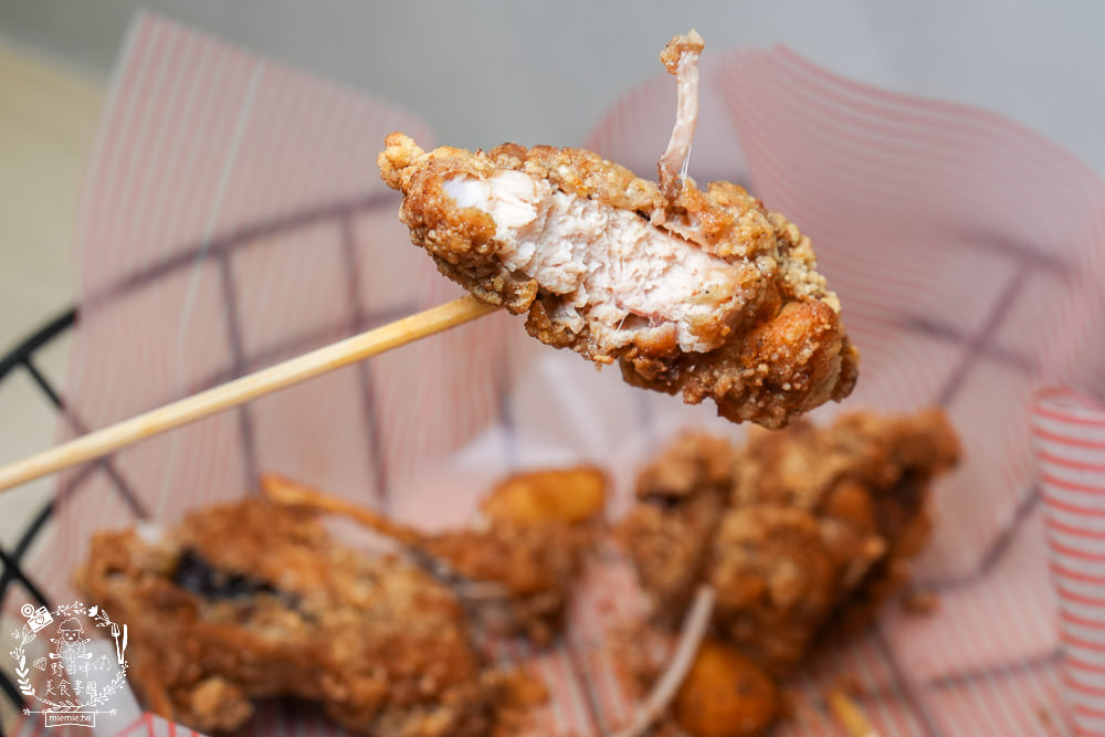 左營鹹酥雞推薦[酥氏鹹酥雞三角骨]四種麵粉調配的超香酥脆鹽酥雞!胡椒粉的肉桂香很濃厚!有舒適的內用空間!