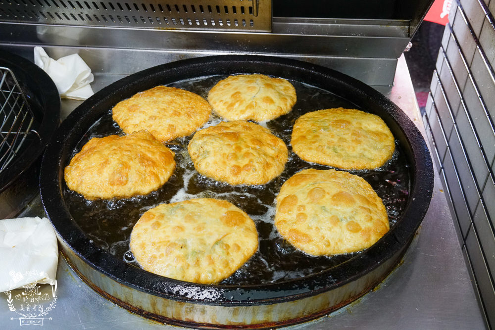 金牌蔥油餅正宗老正興|高雄不輸鼎泰豐的飽滿小籠包!蔥花多到爆出來的人氣必點蔥油餅!