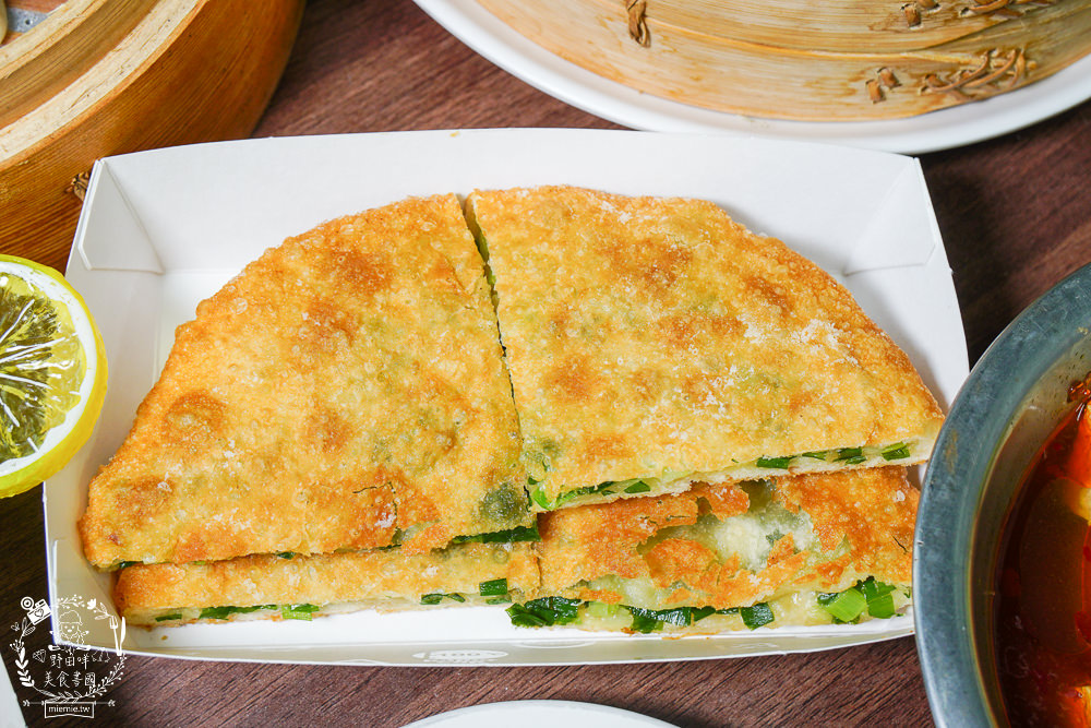 金牌蔥油餅正宗老正興|高雄不輸鼎泰豐的飽滿小籠包!蔥花多到爆出來的人氣必點蔥油餅!