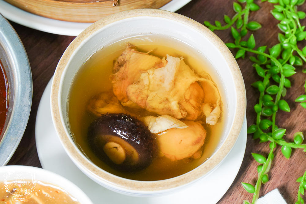 金牌蔥油餅正宗老正興|高雄不輸鼎泰豐的飽滿小籠包!蔥花多到爆出來的人氣必點蔥油餅!