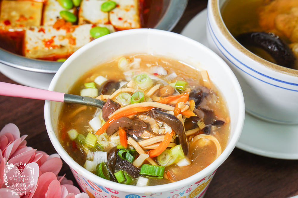 金牌蔥油餅正宗老正興|高雄不輸鼎泰豐的飽滿小籠包!蔥花多到爆出來的人氣必點蔥油餅!