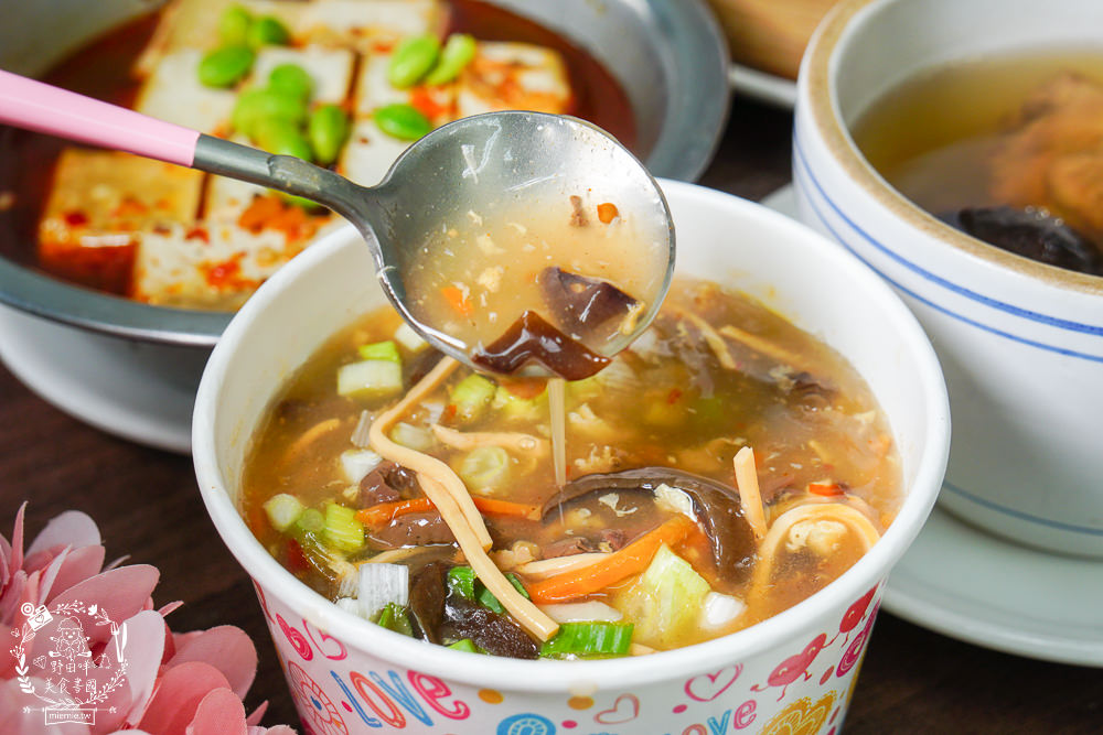 金牌蔥油餅正宗老正興|高雄不輸鼎泰豐的飽滿小籠包!蔥花多到爆出來的人氣必點蔥油餅!