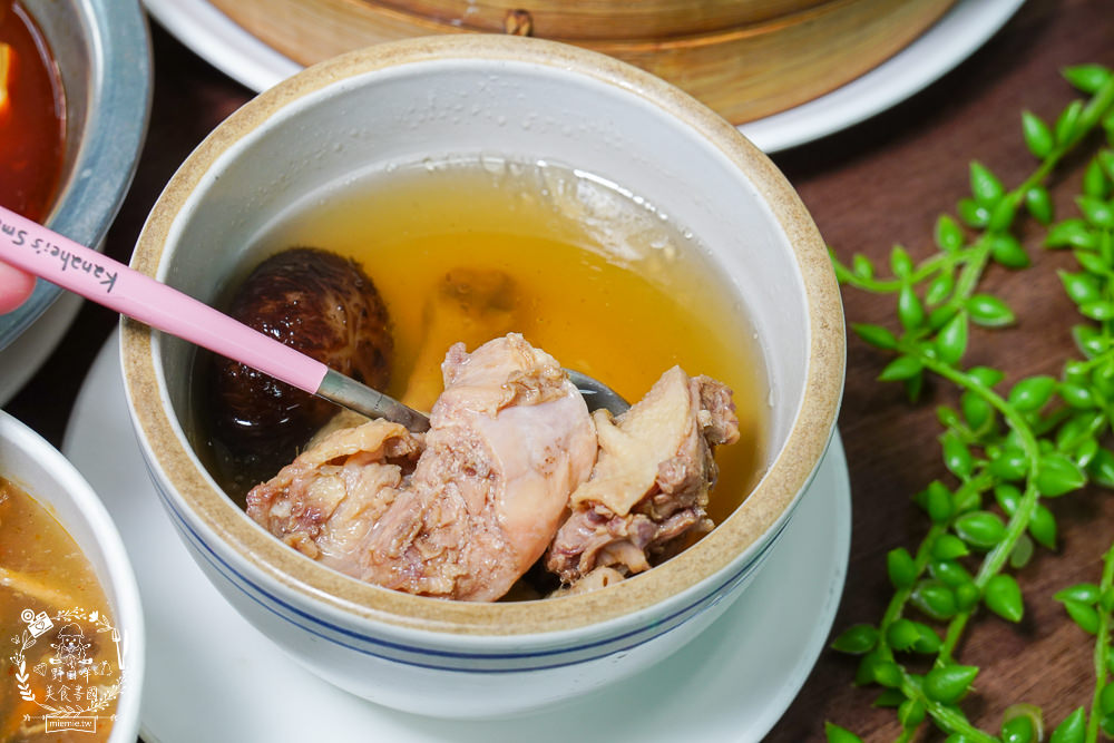 金牌蔥油餅正宗老正興|高雄不輸鼎泰豐的飽滿小籠包!蔥花多到爆出來的人氣必點蔥油餅!