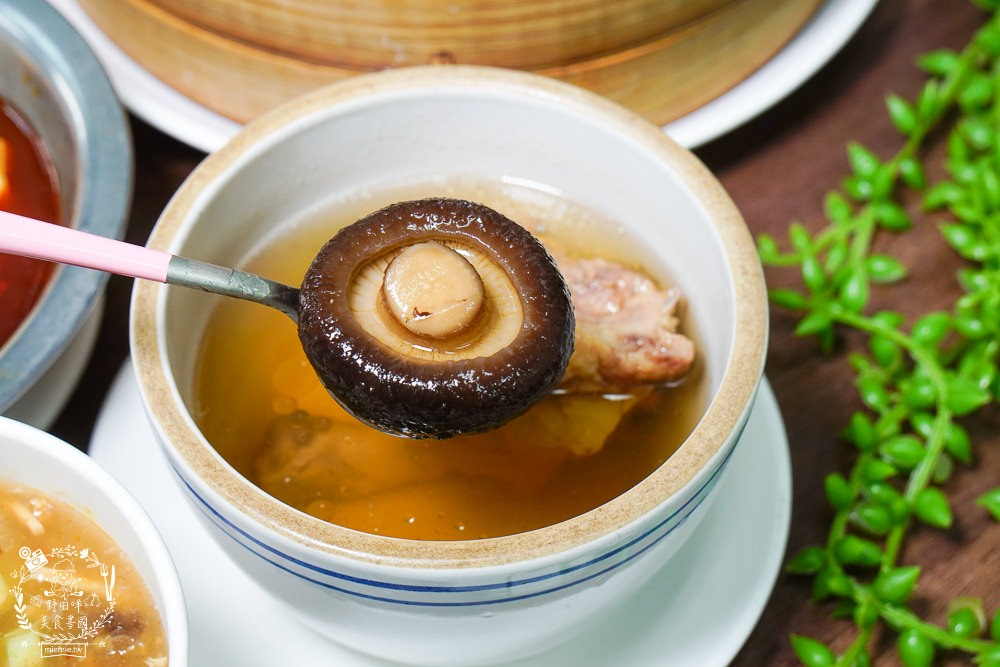 金牌蔥油餅正宗老正興|高雄不輸鼎泰豐的飽滿小籠包!蔥花多到爆出來的人氣必點蔥油餅!